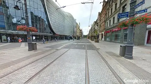 Wojewódzki Sąd Administracyjny uchylił decyzję wojewody o zmianie nazwy placu Szewczyka na plac Kaczyńskich. Na nagraniu: protest przeciw decyzji wojewody ("Fakty" TVN z 16.12.2018)  