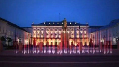 Dłonie i światła we mgle. Co z tym pomnikiem?