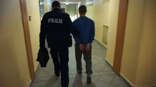 Chuligani obrzucili kamieniami karetkę wiozącą ciężarną do porodu