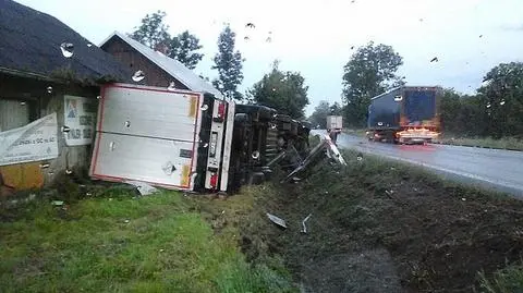 Ciężarówka uderzyła w dom. Winny deszcz?