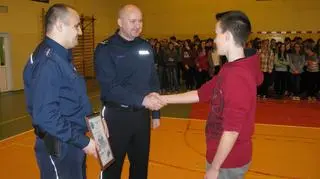 Hubert otrzymał z rąk policjantów dyplom i nagrodę