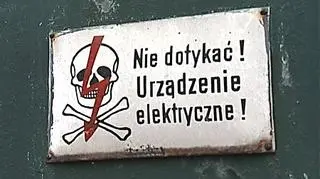 10.05 | 12-letni chłopiec porażony prądem walczy o życie w jednym z chorzowskich szpitali. Chłopiec założył się z kolegą, który z nich wejdzie wyżej na drzewo. Wdrapując się po konarze, złapał za przewód linii energetycznej i spadł na ziemię. Jego stan zdrowia lekarze określają jako ciężki. (TVN24)