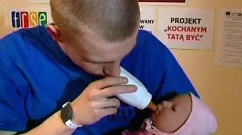 Opiekuje się lalką w poprawczaku