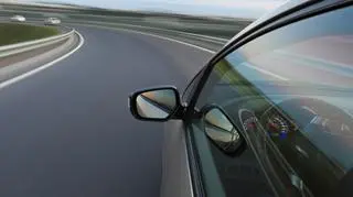 Kierowca pędził autostradą i nie reagował na polecenia policjantów 