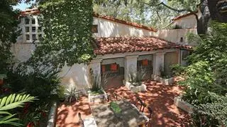 Hacjenda Michaela C. Halla stoi na końcu ślepej ulicy Hollywood Hills w Los Angeles