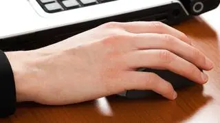 Czip wszczepiany jest pomiędzy kciukiem a palcem wskazującym