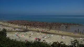 Ponad 2500 kobiet wbiegło nago do morza. Pobiły rekord Guinnessa