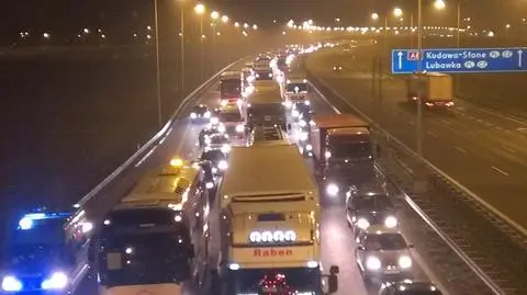 Kolizja pięciu aut na obwodnicy Wrocławia. Kibice utknęli w korku