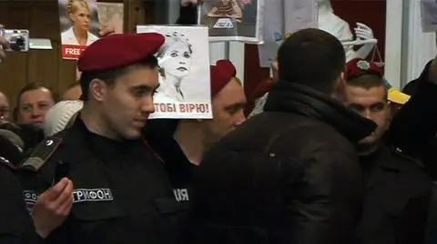 Deputowani opozycji siłą wyprowadzeni z sądu. Interweniowali komandosi