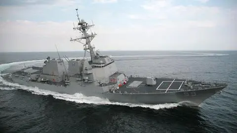 Amerykański niszczyciel USS Farragut monitoruje sytuację. Na nagraniu amerykańskie okręty na Morzu Arabskim