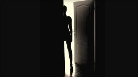 Wrocław: nowa metoda oszustwa? Naga kobieta prosi o pomoc