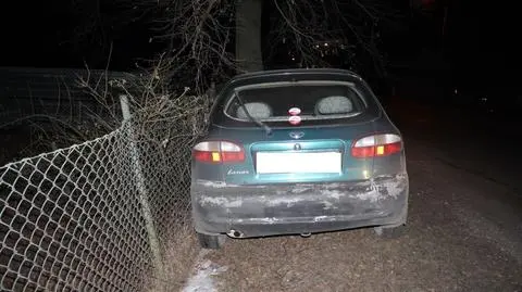 Pijany wjechał w płot i zasnął. Obudzili go policjanci