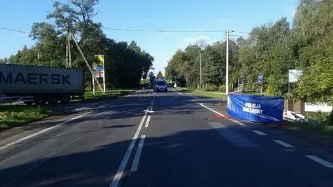 Śmierć na drodze. Samochód osobowy wjechał pod tira
