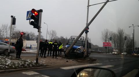 Radiowóz uderzył w słup. "Jechali na interwencję"