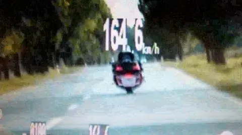 Pędził z prędkością 160 km/h. 
Wpadł przy wyprzedzaniu radiowozu 