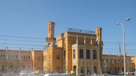 Zdążyli. 
Otwierają dworzec
