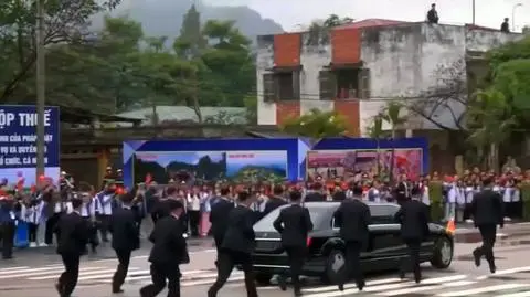 Biegający ochroniarze przy limuzynie Kim Dzong Una