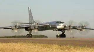 Rosyjski bombowiec Tu-95 na pasie, takie maszyny stacjonują w wietnamskiej bazie