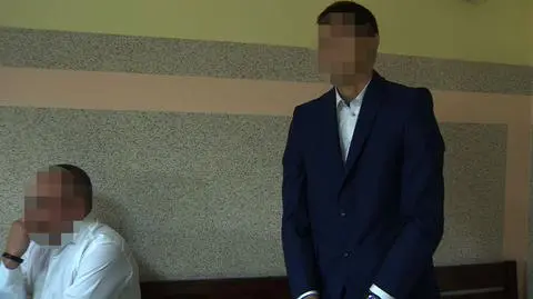 Adam C. (siedzi z lewej) i Mateusz T. zeznają przed sądem