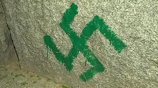 Do wykonania swastyk i napisów użyto m.in. zielonej farby 