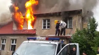 Strażnik wyprowadził 55-latka przez okno 