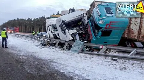 Karambol tirów na krajowej "18". Droga zablokowana