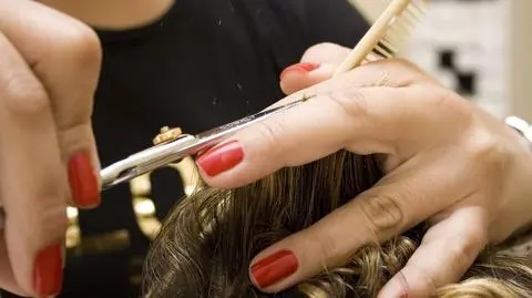 Wjechała autem do salonu i poprosiła o fryzurę