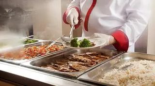   Kierownictwo stołówek zostało jednocześnie zobowiązane do takiego budowania menu, aby znalazło się też coś dla wegetarian czy wyznawców innych religii 