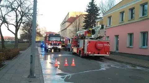 Pożar pustostanu. W środku strażacy znaleźli trzy osoby