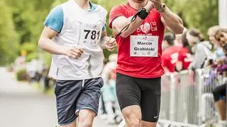 Marcin Grabiński (po lewej) w towarzystwie przewodnika
