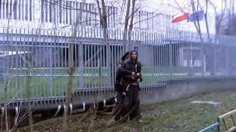 Moment ataku czterech Rosjan na polską ambasadę w Rosji