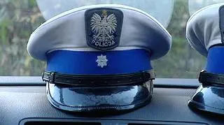 Policjanci zatrzymali pijanego 17-latka bez prawa jazdy. Jego auto wpadło do rowu