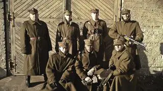 Zwykle uczestniczą w rekonstrukcjach historycznych, teraz sprzątają groby