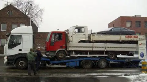 Polak na ciężarówce przewoził trzy auta jedno na drugim. Niemcy w szoku