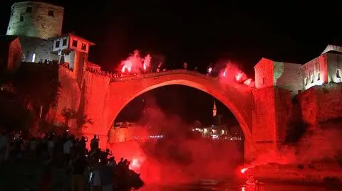 Mostar. Spektakularne, tradycyjne skoki ze Starego Mostu do rzeki