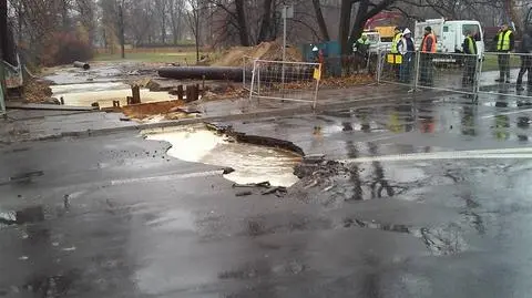 Robotnicy uszkodzili rurę, jezdnia się zapadła