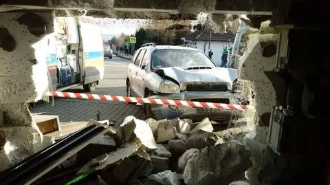 Wjechał w sklep spożywczy, zginął na miejscu