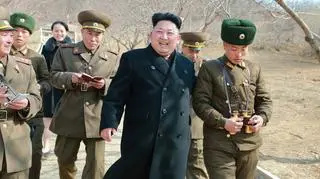 Kim Dzong Un w trakcie wizyty w jednostce wojskowej 