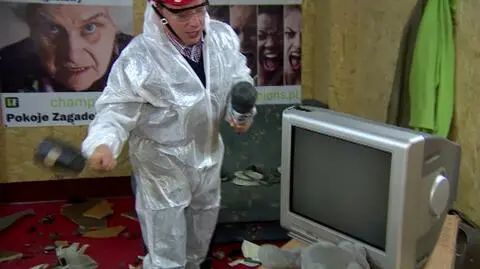 Reporter TVN24 usiłuje zniszczyć telewizor	