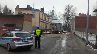 Policjanci zabezpieczali okolice płonącej kamienicy