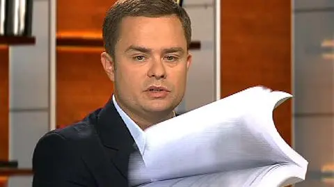 Adam Hofman prezentuje jedną z ustaw przygotowaną przez PiS