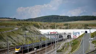 Imigranci koczują pod Calais starając się przedostać Eurotunelem do Wielkiej Brytanii