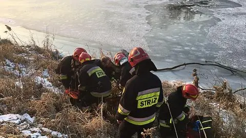 Wszedł na Wisłę, lód pękł. Akcja strażaków