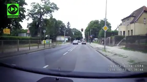 Szczecin: na czerwonym omija auto i jedzie wprost na pieszego