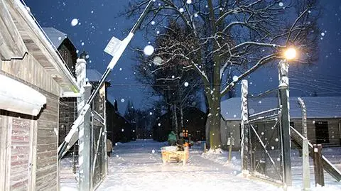 Tablica z napisem "Arbeit macht frei" skradziona