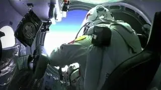 18.03 | Austriacki skoczek spadochronowy, Felix Baumgartner, coraz bliżej wymarzonego rekordu. Na razie skoczył z wysokości nieco ponad 20 tys. metrów, ale jeszcze tego lata planuje - z 36 tys. metrów. A to wymaga starannych przygotowań i specjalnego, kosmicznego kombinezonu. Bicie rekordu Austriak zaplanował na lato tego roku. (Reuters)
