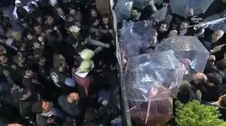 Pracownicy koncernu próbowali powstrzymać policję parasolami