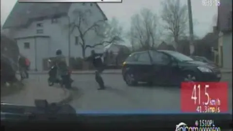 Przez zamknięty przejazd, dwupasmówką pod prąd. Pościg za pijanym na skuterze