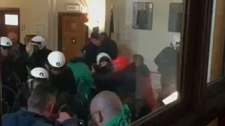 Demonstranci zostali siłą usunięci z budynku