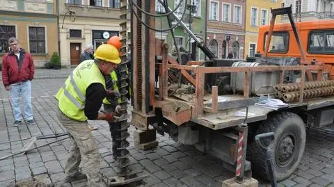 Wiercą w płycie poznańskiego Starego Rynku